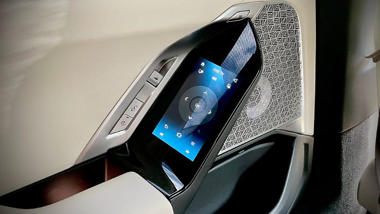 Weil es im Siebener-Fond so viel zu bedienen gibt, darf der Passagier dafür einen kleinen Touchscreen in der Tür bemühen.