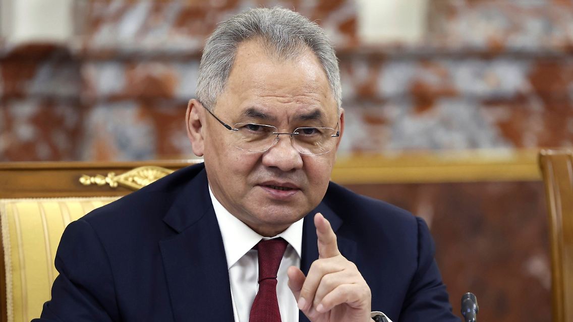 Schoigu wurde im Zuge einer Umstrukturierung der Militärführung im Mai als russischer Verteidigungsminister entlassen und stattdessen zum Sekretär des Nationalen Sicherheitsrats ernannt.