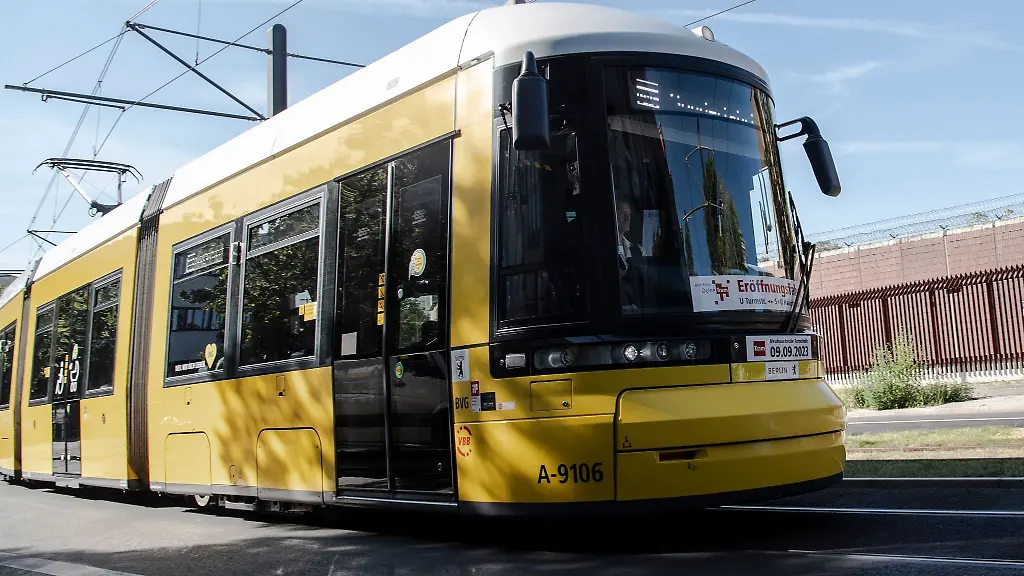 Die-Strassenbahnlinie-M10-faehrt-bei-der-Jungfernfahrt-auf-dem-neuen-Abschnitt-der-Strassenbahnlinie-M10