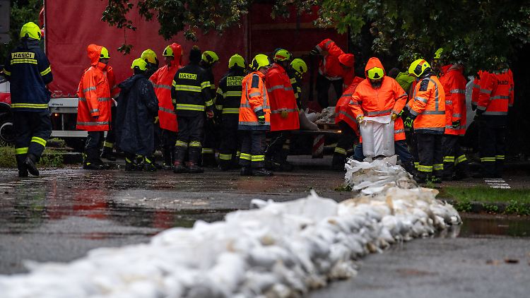 Vorbereitung auf Moldau-Hochwasser in Tschechien - von dort fließt es weiter in die Elbe.