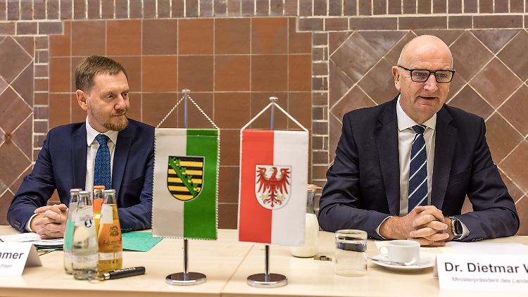 Kretschmer (l.) verweist auf die enge Zusammenarbeit mit seinem SPD-Kollegen Woidke.