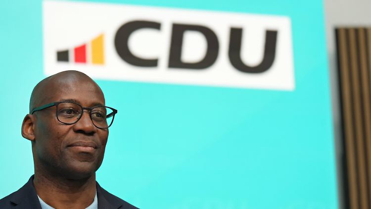 Die Polizei drängt die Menschenmenge zurück und bringt den Senator in Sicherheit.