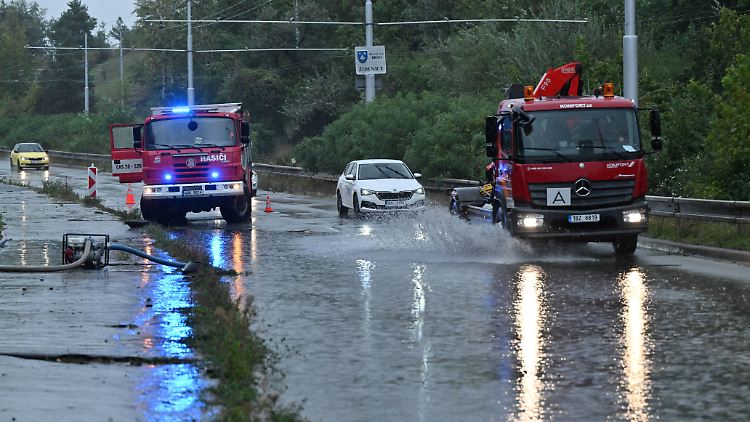 Feuerwehreinsatz im tschechischen Brünn - für die kommenden Tage ist weiter starker Regen angesagt.
