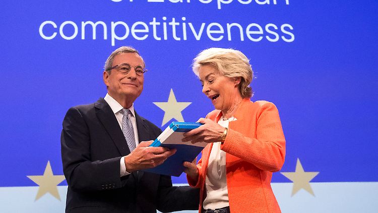Ein Studie! Eine Studie! Ursula von der Leyen nimmt Draghis Schock-Bericht entgegen.