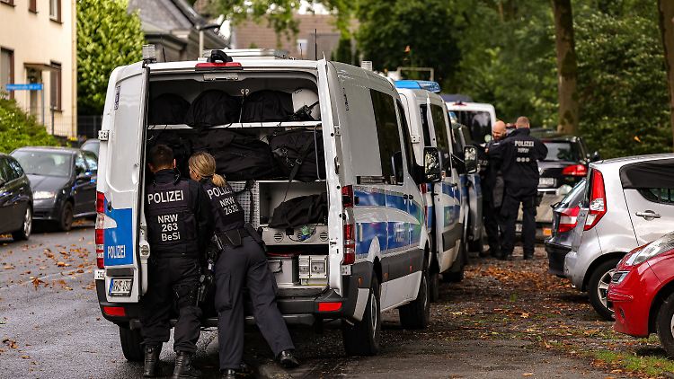 Knapp drei Wochen nach dem tödlichen Messerangriff in Solingen sucht die Polizei in der Stadt erneut nach Beweismitteln.