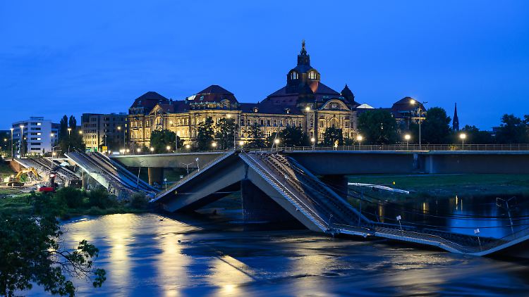 Die Carolabrücke nach dem Einsturz.