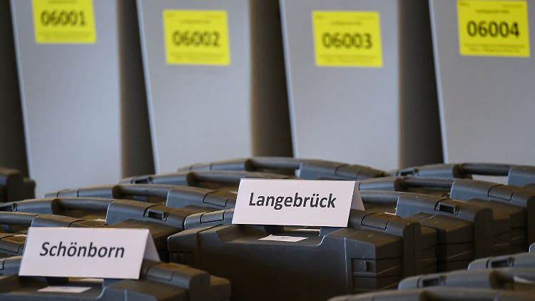 Wahlurnen warten im Dresdner Rathaus auf die Überprüfung. 