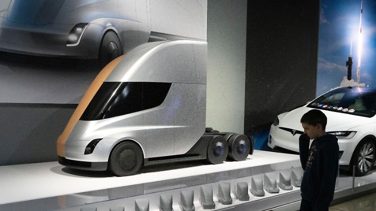 Im Automobil-Museum von Los Angeles steht ein Modell eines Tesla Semi.