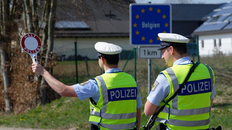 Bald überall in Deutschland: Bundespolizisten kontrollieren, hier im April 2020, die Grenze zu Belgien in der Eifel. 