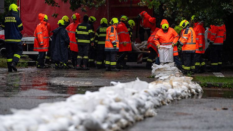 Einsatzkräfte im tschechischen Budejovice versuchen, mit Sandsäcken das Hochwasser aufzuhalten.