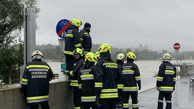Einsatzkräfte der Feuerwehr bauen in Emmersdorf an der Donau einen mobilen Hochwasserschutz auf.