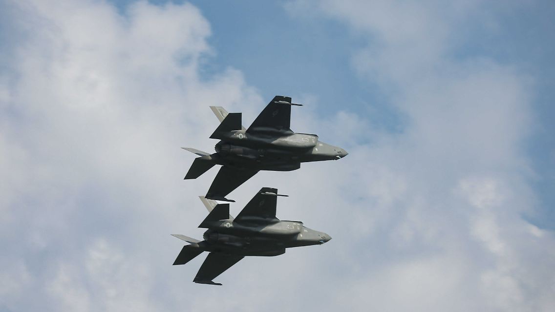 US-Kampfjets vom Typ F-35 bei einer Militärparade.