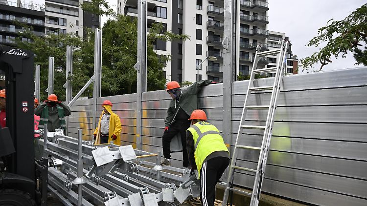 An der Moldau in Prag errichtet die Feuerwehr Flutwände, um die tschechische Hauptstadt zu schützen.