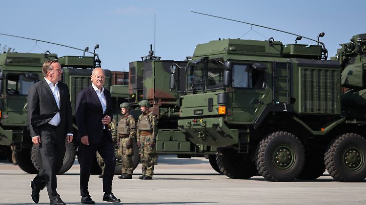 Scholz bei einem Truppenbesuch in der Kaserne Todenforf - an seiner Seite Bundesverteidigungsminister Pistorius.