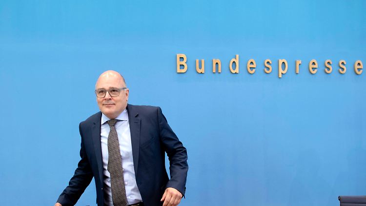 Für Steffen Kampeter stellt sich nun die Frage, ob die Arbeitgeber überhaupt noch in der Mindestlohnkommission mitarbeiten wollen.