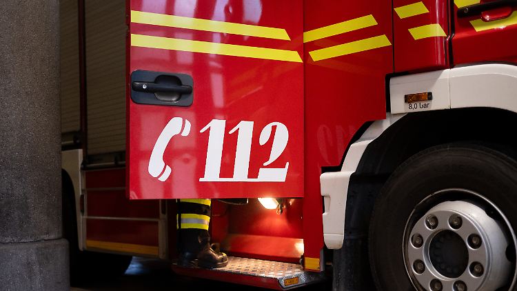 Die Feuerwehr evakuierte die zwei beschädigten Häuser. Die Bewohner können vorerst nicht zurückkehren.