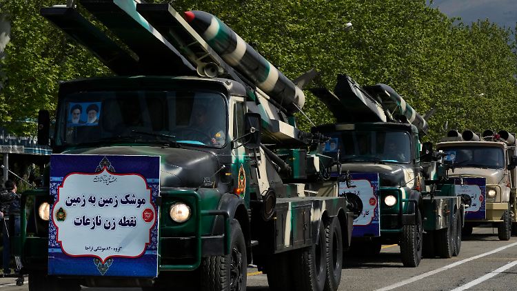 Während der Parade zum "Tag der Armee" werden Raketen auf Lastwagen auf einem Militärstützpunkt im Norden Teherans transportiert.