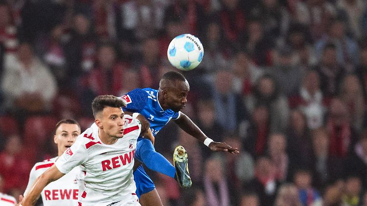 Kölns Dejan Ljubicic (links) kämpft mit Magdeburgs Silas Gnaka um den Ball - das zahlt sich für die Kölner jedoch nicht aus.