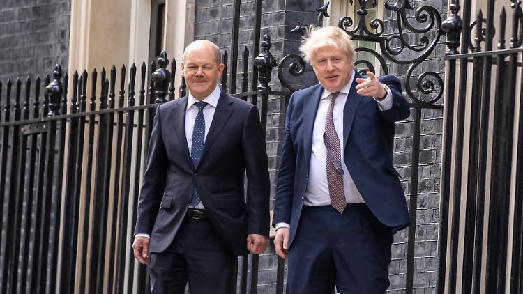 Boris Johnson (rechts) hofft, den Kanzler von seiner Sicht überzeugen zu können. (Archivbild)