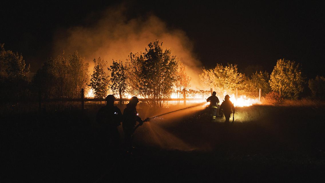 Feuerwehrleute in der Region Charkiw bekämpfen in der vergangenen Nacht einen Brand auf einem Feld. Ein russischer Angriff habe das Feuer verursacht, heißt es.