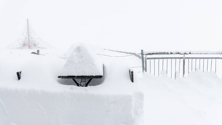 Die Höhenlagen der Allgäuer Alpen am Nebelhorn sind tief verschneit.