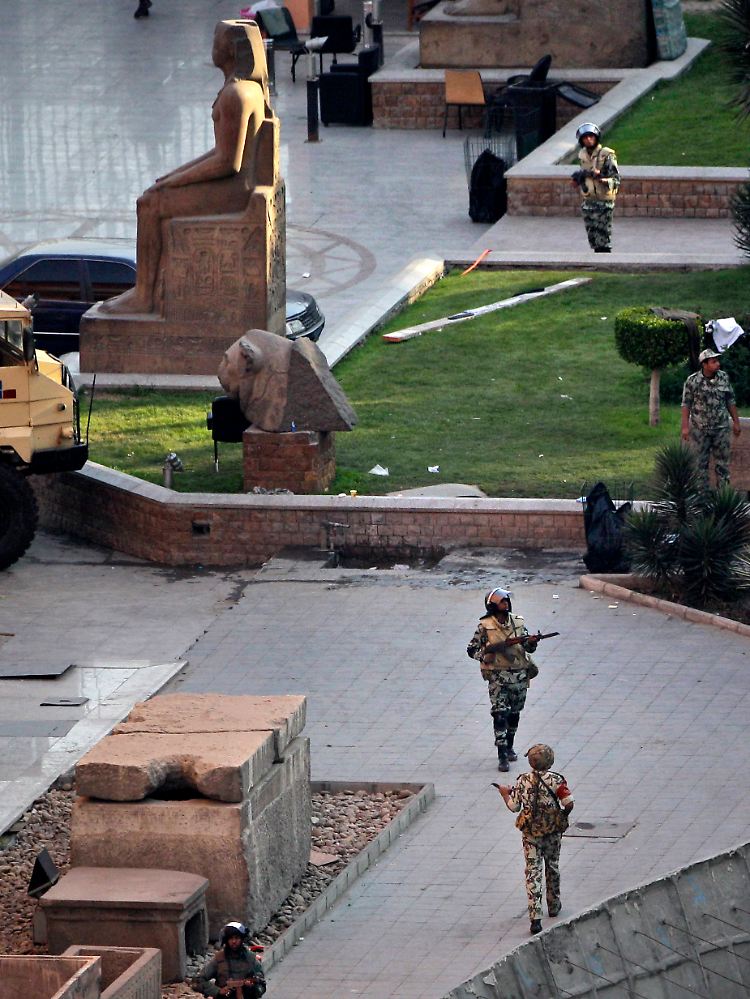 Ägyptische Soldaten patroullieren auf dem Gelände des Ägyptischen Museums in Kairo, um es vor Beschädigungen durch die Unruhen zu schützen.