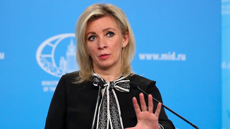 Maria Sacharowa während eines Briefings zur russischen Außenpolitik.