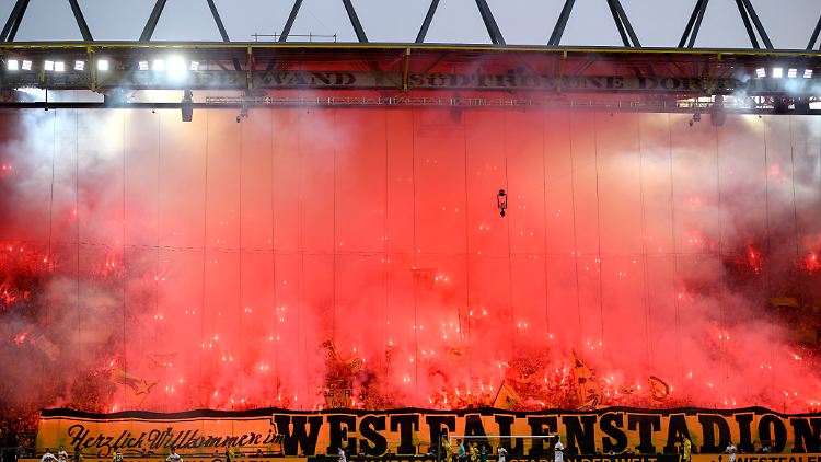 Die Dortmunder Südtribüne leuchtet in diesem April zum 50. Geburtstag des Westfalenstadions.