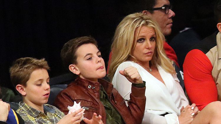Britney Spears mit ihren Söhnen Sean Preston und Jayden James bei einem Basketballspiel im Jahr 2017.