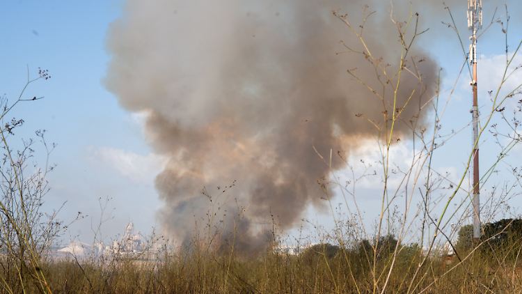 Südöstlich von Tel Aviv löste der Raketeneinschlag einen Brand in offenem Gebiet aus. 