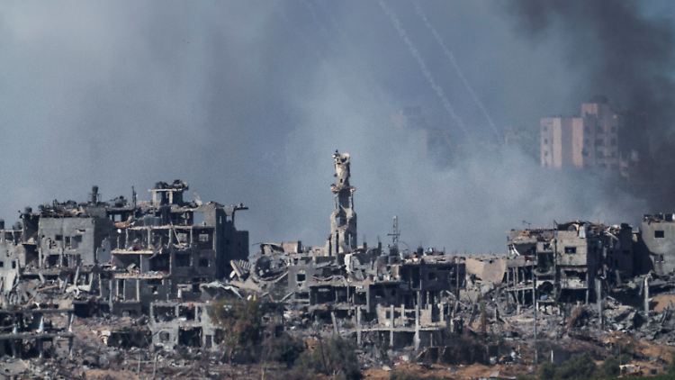 Rauch und Staub steigen nach einem israelischen Angriff im Gazastreifen am 10. November 2023 auf. Große Teile im Norden des Gebiets waren zu diesem Zeitpunkt bereits völlig zerstört. 