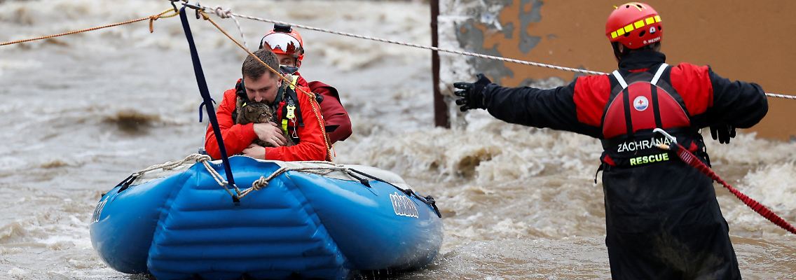 2024-09-15T151359Z_679184316_RC231AAL2M9M_RTRMADP_3_EUROPE-WEATHER-CENTRALEUROPE-FLOODS (1).JPG