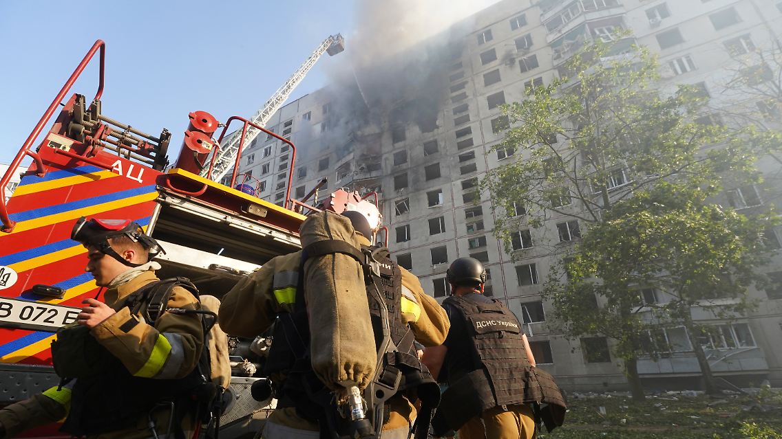 Feuerwehrleute bekämpfen den Brand.