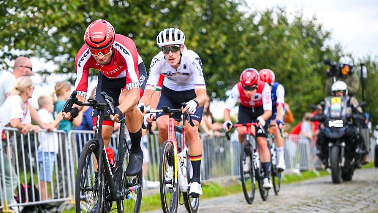 Jonas Rutsch (2.v.l.) sprang 50 Kilometer vor Schluss in eine Fluchtgruppe.