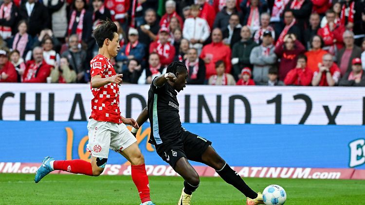Die Damen, die Herren: Derrick Köhn entscheidet das Spiel für Werder Bremen.