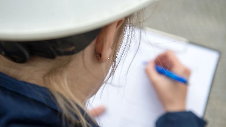 Bauherren sollten jede Seite des Abnahmeprotokolls vor Ort abfotografieren, damit sie im Zweifel eine Kopie des Dokuments als Nachweis griffbereit haben.