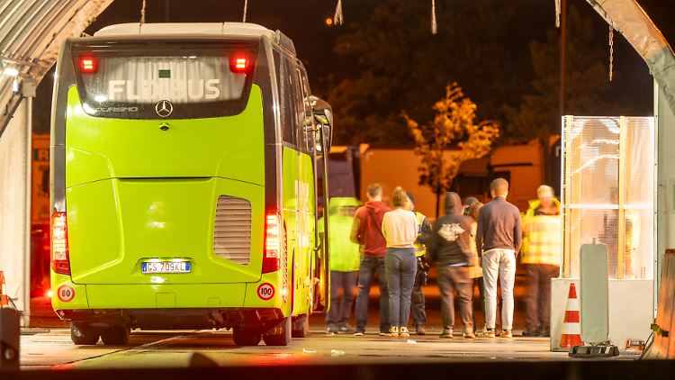 Ein Reisebus wird an der deutsch-österreichischen Grenze kontrolliert. 