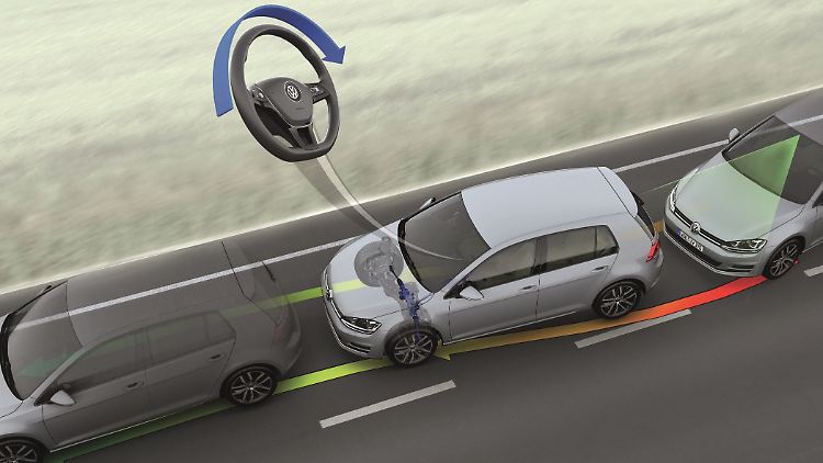 Wird die Fahrbahnmarkierung überfahren, dirigiert der Spurhalteassistent das Auto zurück in die richtige Fahrbahn.