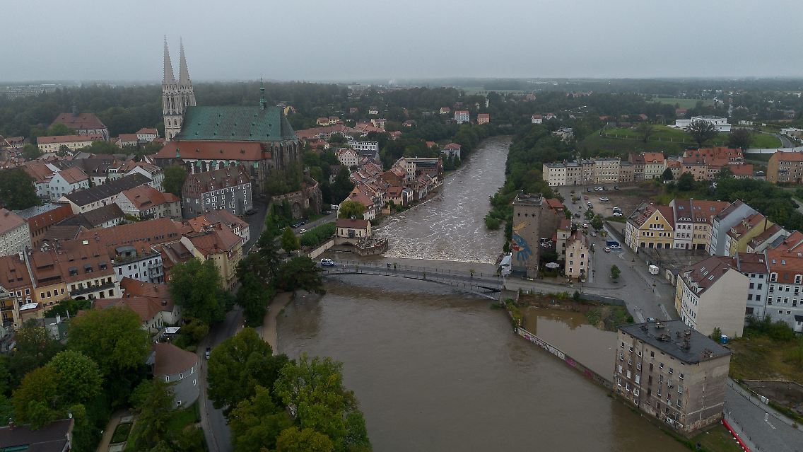 Hochwasser der Neiße: Auf der linken Seite Görlitz, auf der rechten Bildseite die polnische Stadt Zgorzelec.