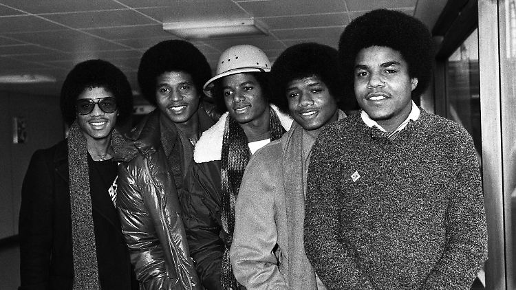 Michael Jackson (m.) mit seinen Brüdern Marlon, Jackie, Randy and Tito (v. l. n. r.) im Jahr 1979.