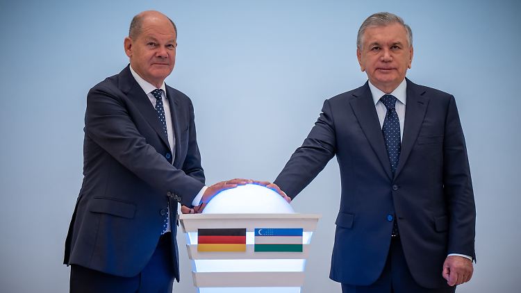 Startknopf für neue Kooperation gedrückt: Kanzler Scholz und Usbekistans Präsident Schawkat Mirsijojew. 