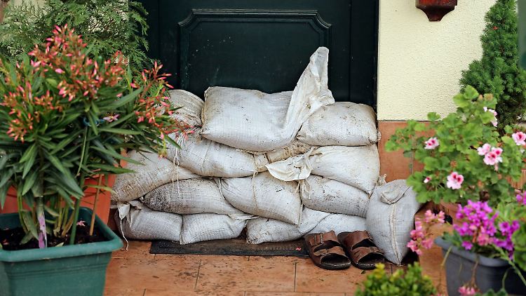 Mit Sandsäcken lassen sich Fenster, Türen und andere Ein- und Ablauföffnungen abdichten.