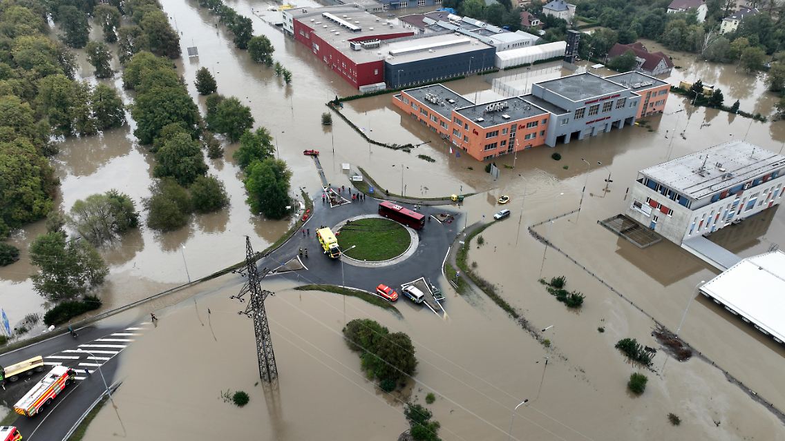 Drohnenaufnahmen zeigen das Ausmaß der Überschwemmungen in Ostrava.
