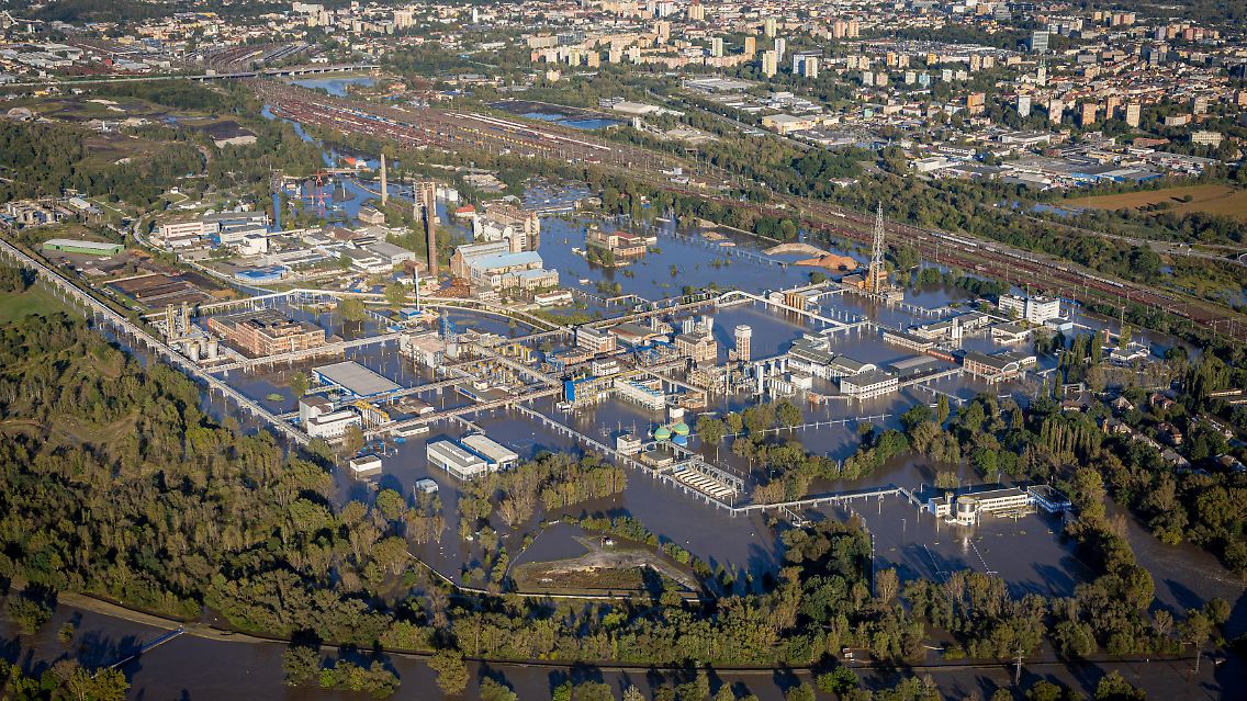 Ein Chemiewerk in Ostrava steht unter Wasser.