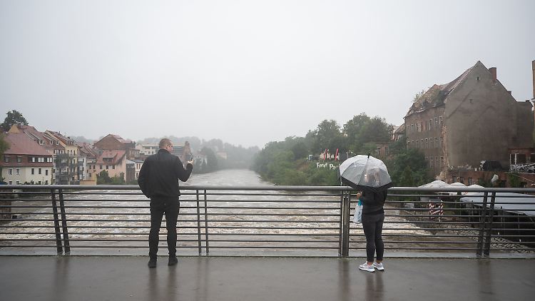 Die Neiße bei Görlitz und Zgorzelec führt sehr viel Wasser, doch der Pegel sinkt nun wieder.