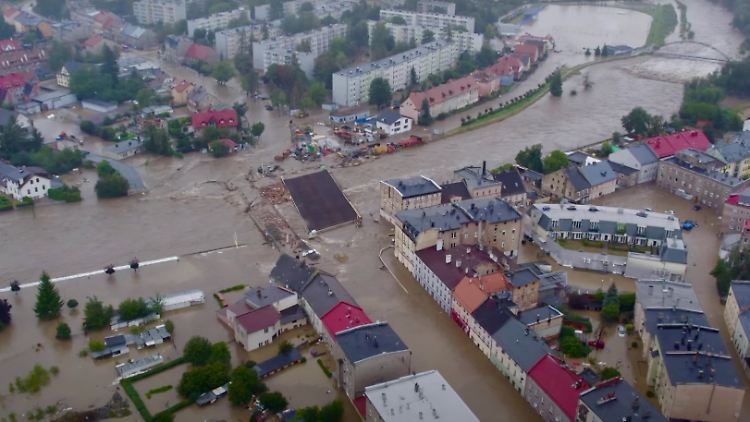 Die Ortschaft Glucholazy in der Region Oppeln steht weitgehend unter Wasser. 