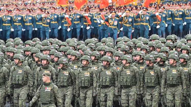 Russische Veteranen des Angriffskrieges gegen die Ukraine bei einer Militärparade in Moskau. 