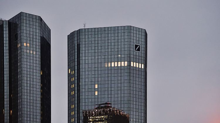 In der Deutschen Bank lässt Konzernchef Sewing angeblich mögliche Reaktionen auf einen etwaigen Unicredit-Coba-Deal durchspielen.