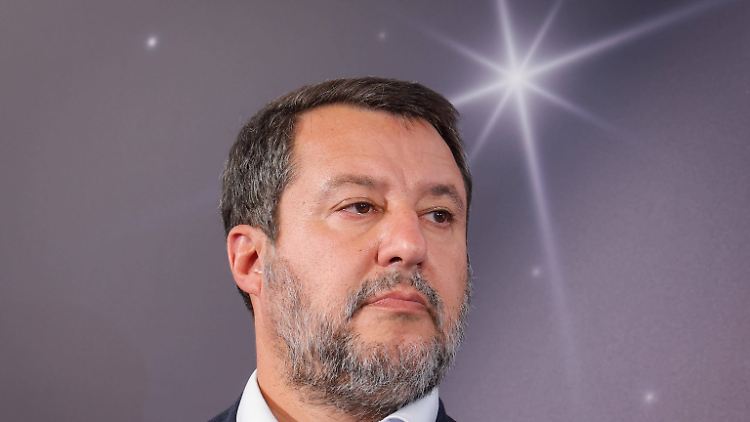 Damals war er Innenminister, heute ist Salvini Transportminister - und stellvertretender Ministerpräsident hinter Georgia Meloni. Sollte er tatsächlich ins Gefängnis gehen, wäre das ein politisches Erdbeben.