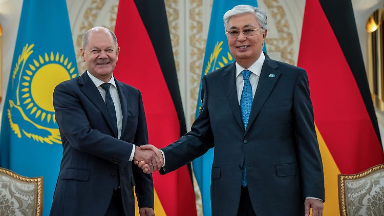 Scholz und Tokajew in Astana. Bei dem Besuch des Kanzlers in Kasachstan ging es vor allem um engere wirtschaftliche Beziehungen.